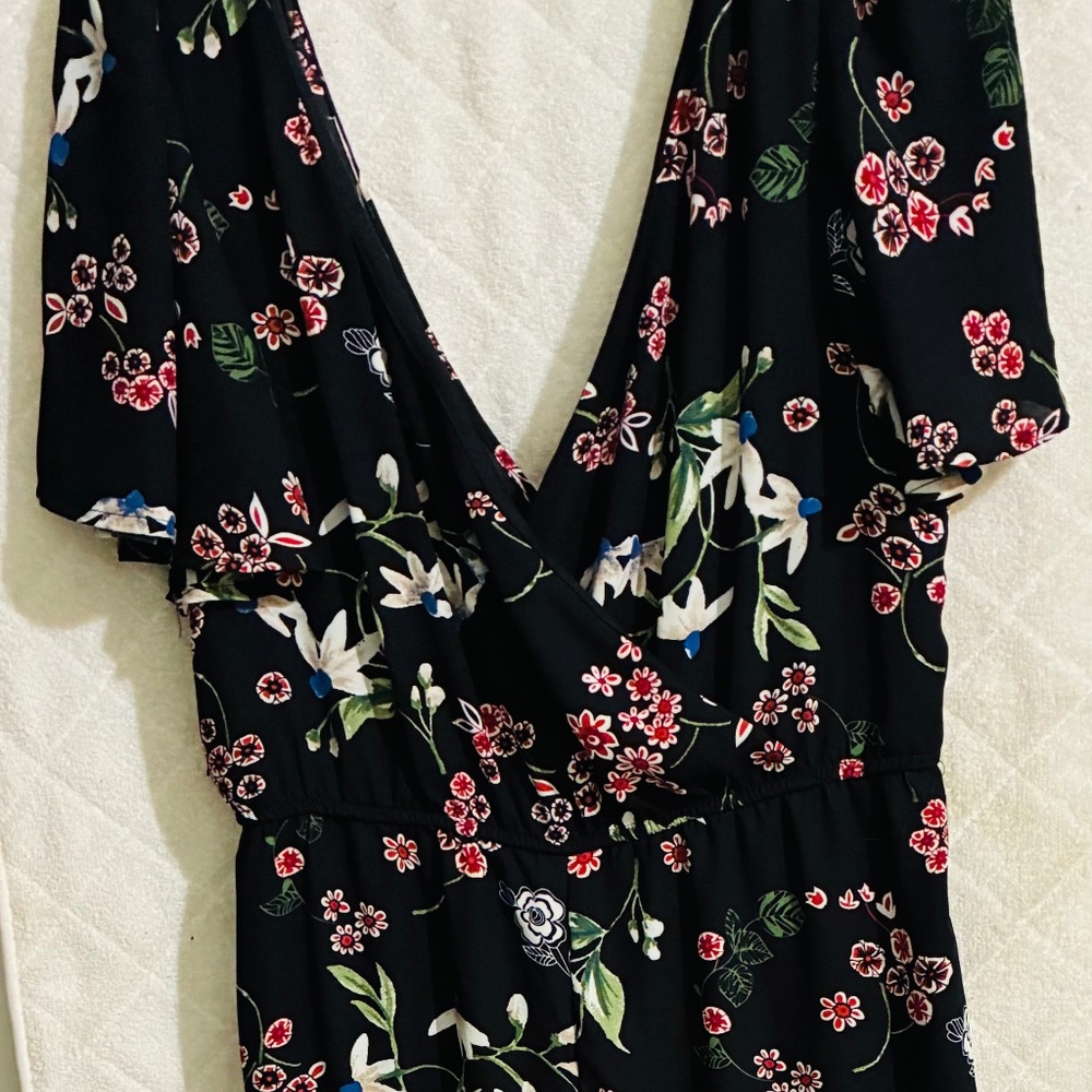 Ash & Violet Floral Jumpsuit Deep V Neckline Black Floral size Large NWT